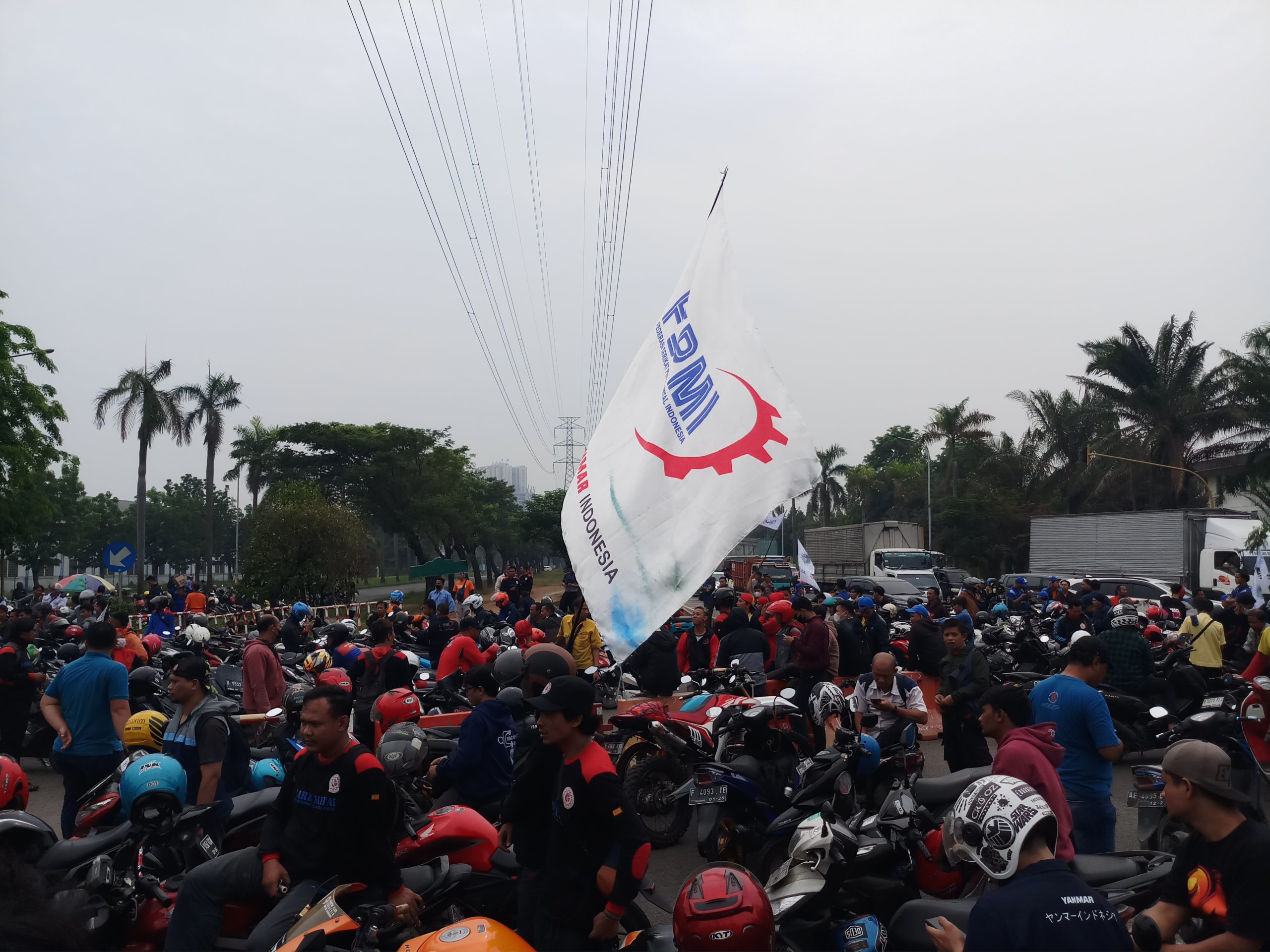 Buruh Bekasi Kembali Turun ke Jalan Tuntut Kenaikan Upah 15%