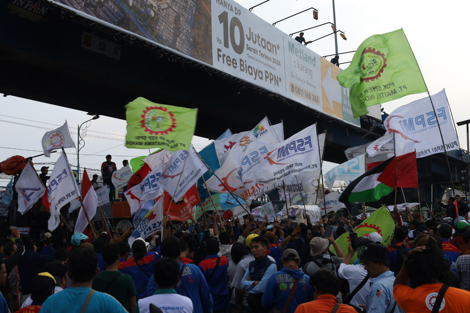 Jelang Magrib, Massa Buruh Purwakarta dan Karawang Bergabung di Exit Tol Cikarang Barat