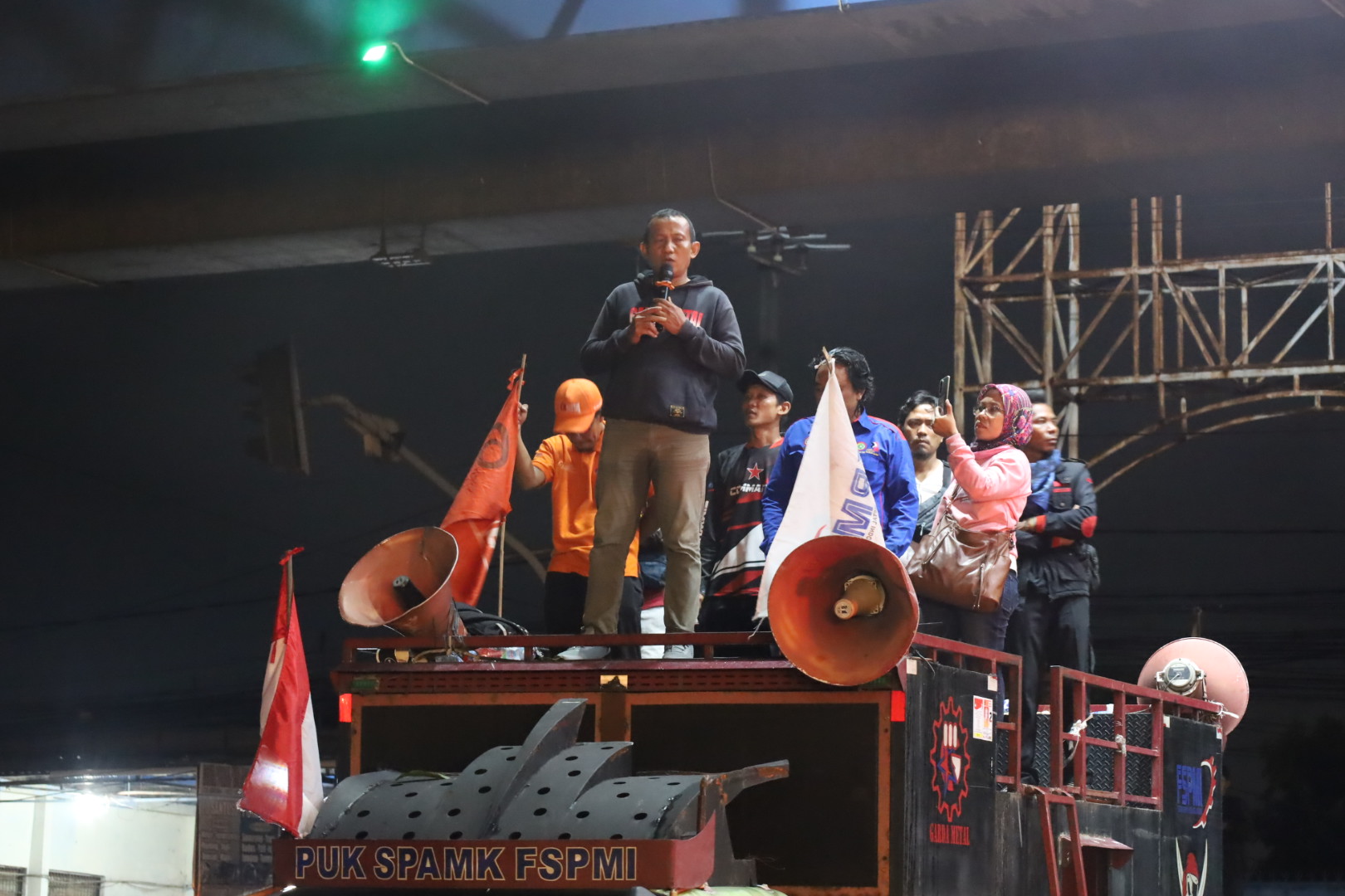 Lantunan Lagu Darah Juang Akhiri Aksi Unjuk Rasa Aliansi Buruh Bekasi Melawan di Exit Tol Cikarang Barat