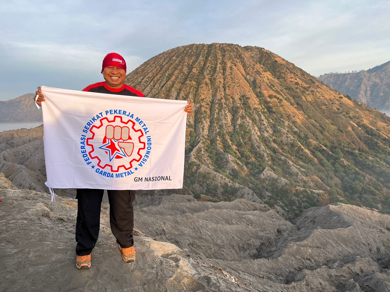 M. Nurfahroji Bacakan 5 Sikap Garda Metal dalam Upacara Abyaksa di Puncak Bromo