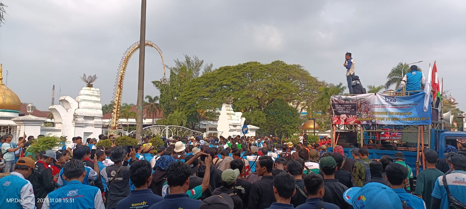 Sempat Ricuh, Ribuan Buruh Kepung Kantor Bupati Serang Banten