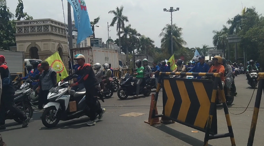 Aliansi BBM Konvoi Dorong Motor Keliling Kawasan Jababeka Tuntut Kenaikan Upah 2024