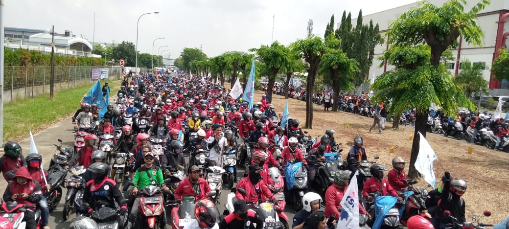 Tuntut Kenaikan Upah 2024, Tercatat Ribuan Buruh Bekasi Tumpah Ruah ke Jalan-Jalan Kawasan Industri