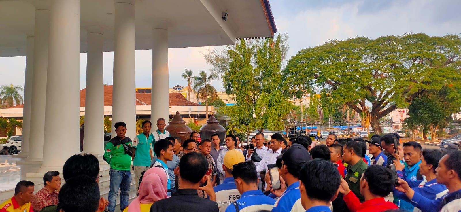 Tuntut Naik Upah 15 %, Buruh Kabupaten Serang Kawal Rapat Pra Pleno UMK 2024