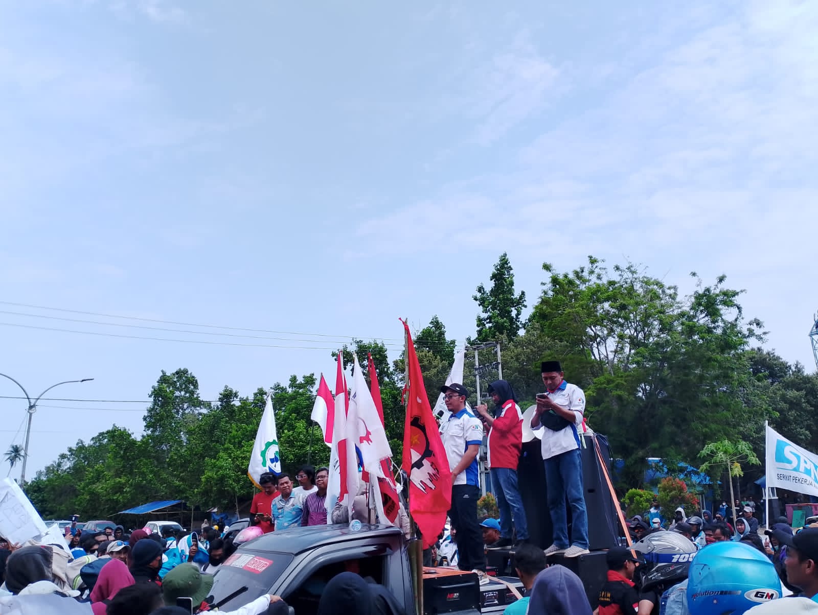 Aliansi Serikat Pekerja Buruh Morowali Datangi Rumah Jabatan Bupati Morowali