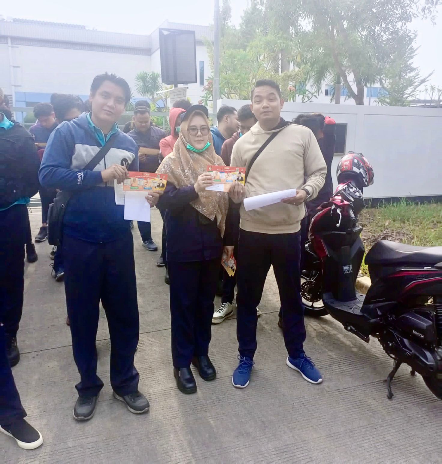 Kenalkan Partai Buruh Kepada Anggota, Nur Indah Ayuningtias, S.E dan Supriadi Gelar Sasapa di Depan Pabrik