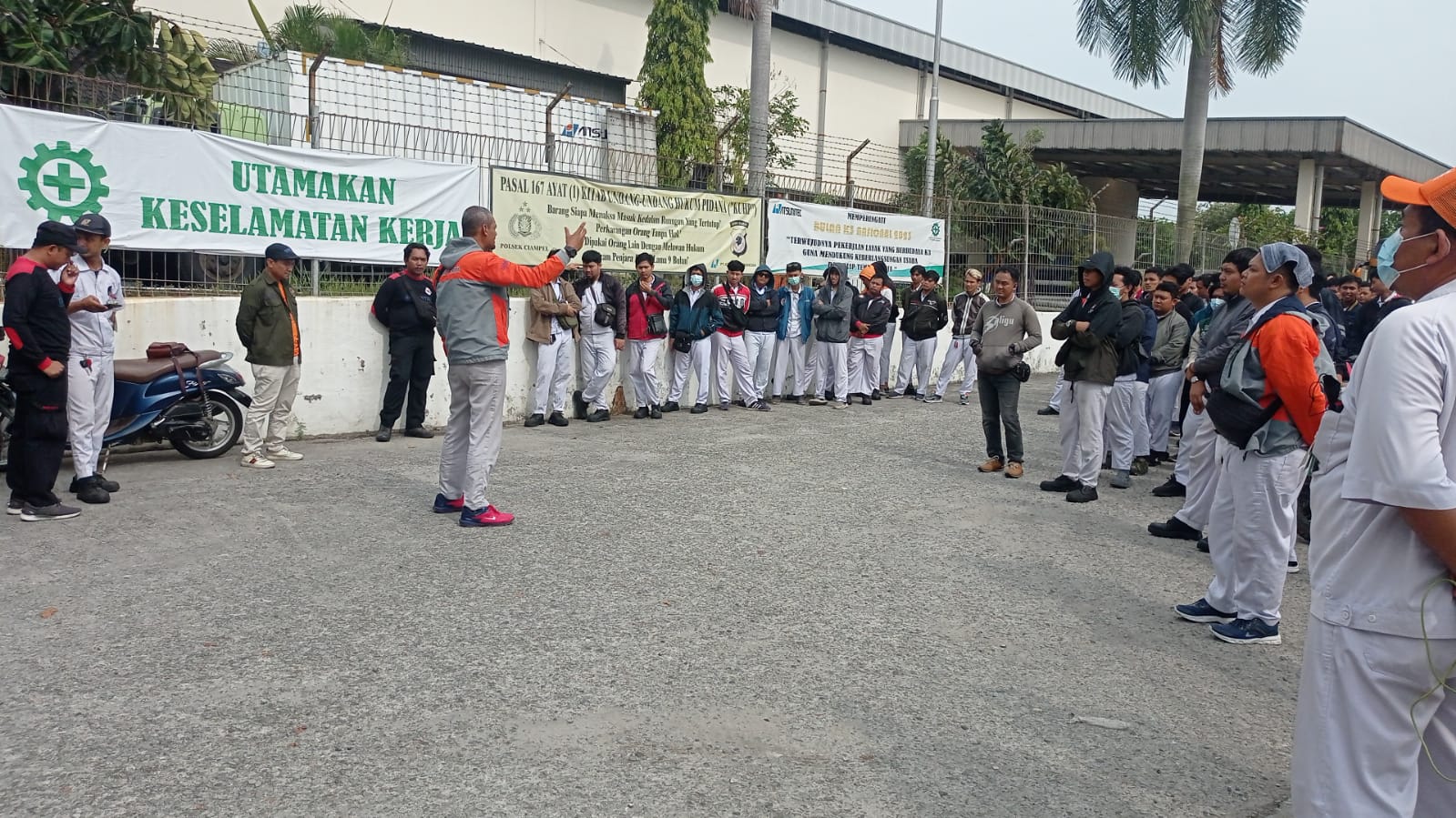 Sebelum Aksi UMK, PUK SPAMK FSPMI PT. Atsumitec Indonesia Lakukan Konsolidasi dan Sosialisasi Partai Buruh Di Depan Pabrik