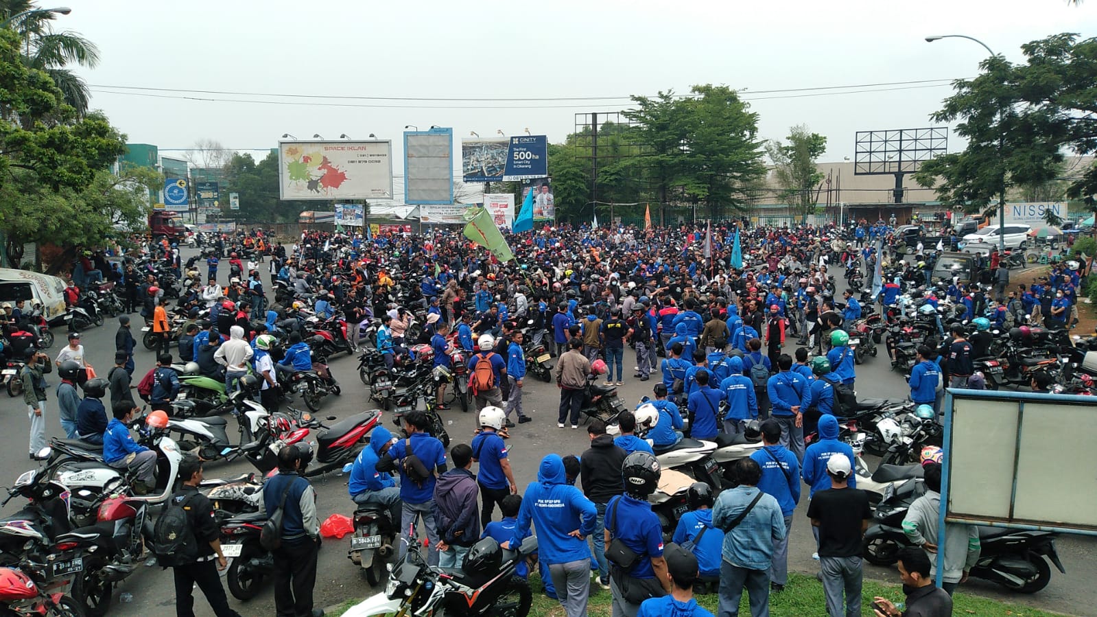 Tuntut Naik Upah 15%, Buruh Bekasi Lumpuhkan Kawasan Industri
