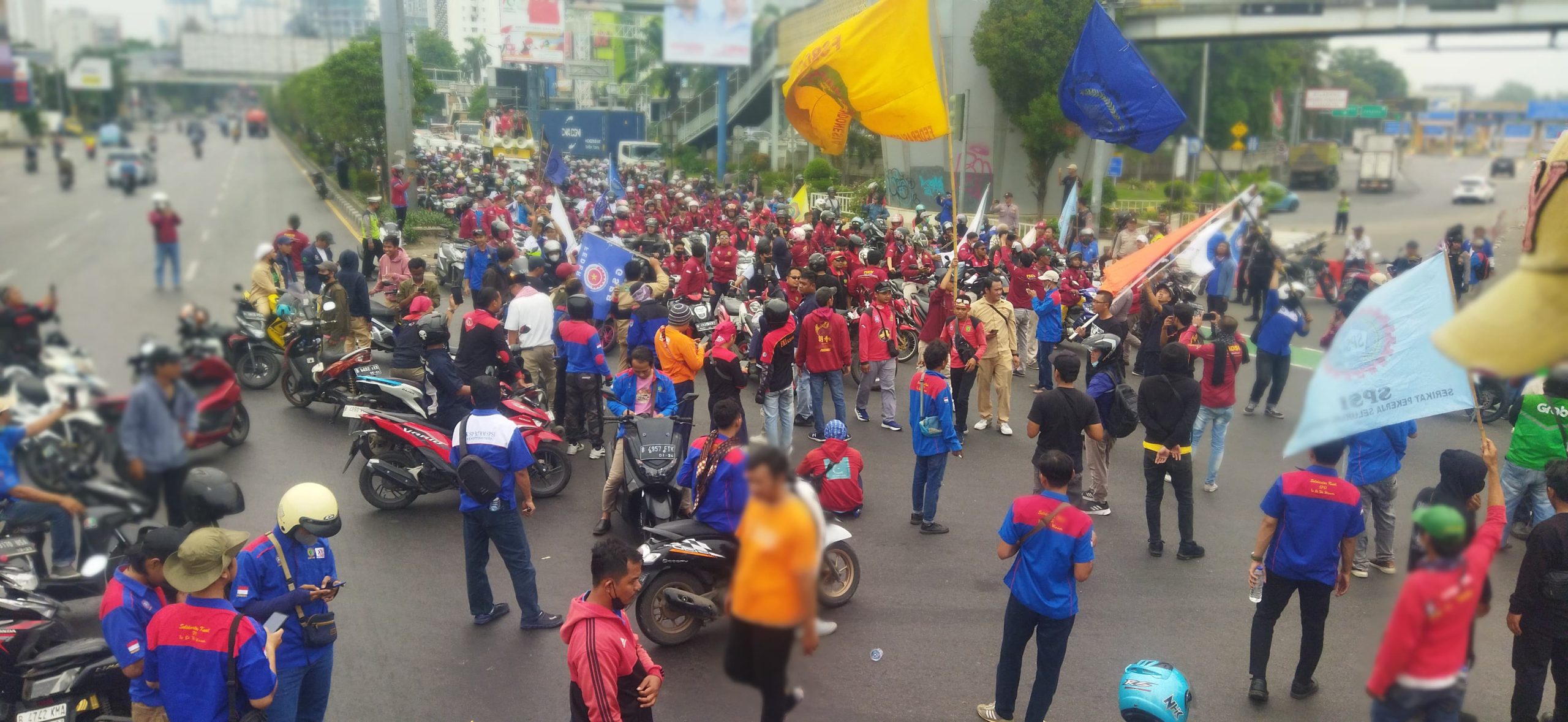 Kawal Kenaikan Upah 2024, Ratusan Buruh Kota Bekasi Turun ke Jalan