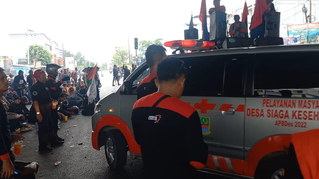 Aksi Awur-Awuran Buruh Bekasi, Massa Tetap Beri Prioritas Akses Jalan Untuk Orang Sakit dan Ambulans