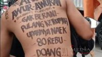Viral, Buruh Bekasi Pampang Tulisan di Punggung Sambil Keliling Kawasan Industri Viral, Buruh Bekasi Pampang Tulisan di Punggung Sambil Keliling Kawasan Industri
