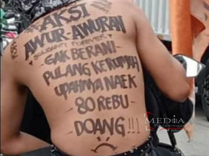 Viral, Buruh Bekasi Pampang Tulisan di Punggung Sambil Keliling Kawasan Industri