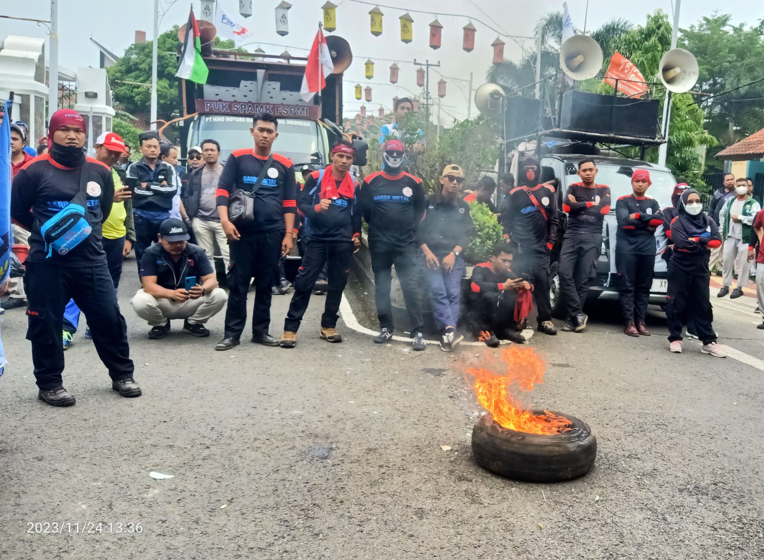 Massa Buruh Purwakarta Bakar Ban di Depan Pemda Minta Revisi Kenaikan Upah