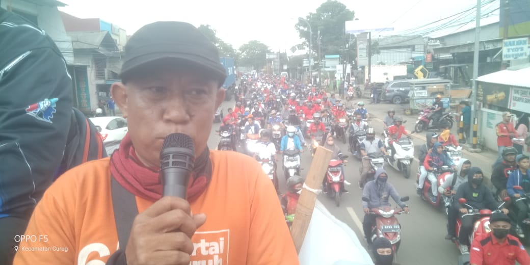 UMK Belum Ditetapkan, Massa Buruh Tangerang Luapkan Kekesalan Blokade Tol Cikupa Mas