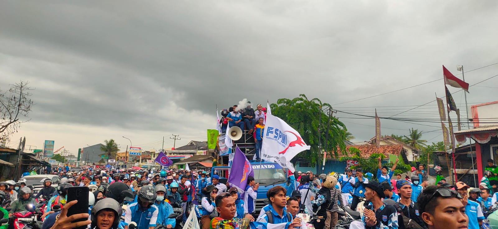 Buruh Serang Sempat Blokade Jalan Raya Serang-Jakarta, Lalu Lintas Lumpuh Total