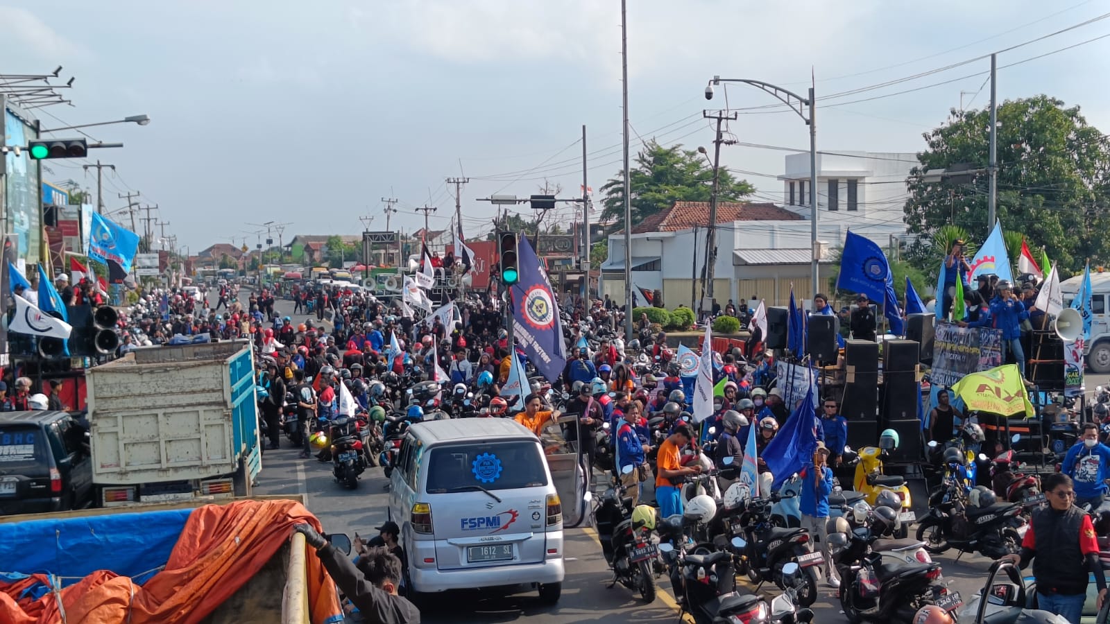 Konvoi Buruh Bekasi Disambut Ratusan Massa Aksi di Karawang