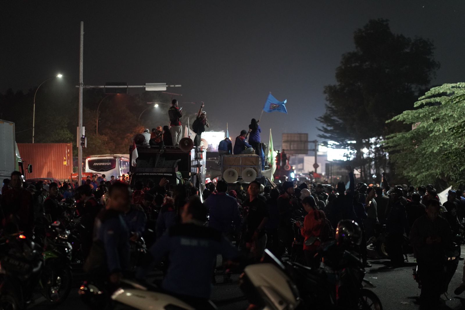 Konvoi Ribuan Buruh, Lumpuhkan Jalan-Jalan Di Purwakarta