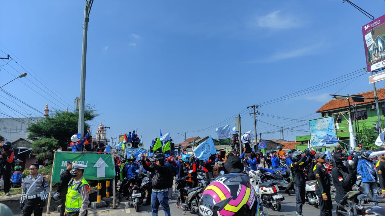 Akses Transportasi Karawang Lumpuh Total