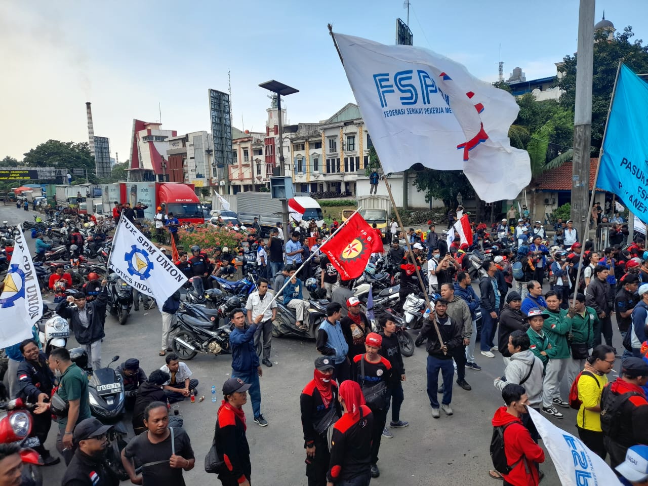 Kecewa dengan Sikap Pj. Gubernur Jawa Barat, Aliansi Buruh Bekasi Gelar Orasi di Gerbang Tol Cikarang Barat