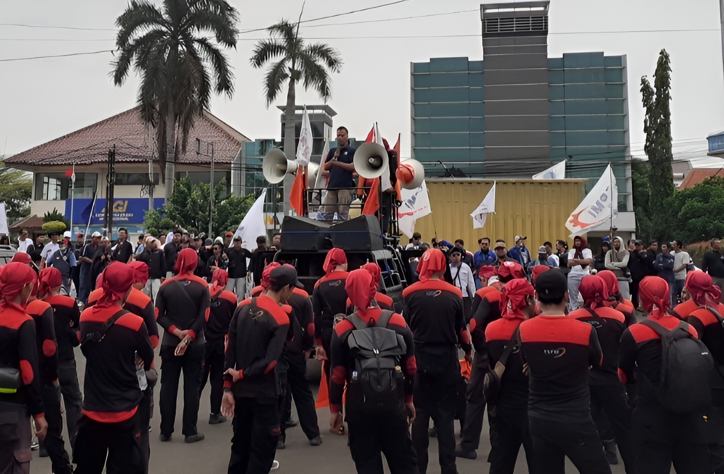 Aksi FSPMI Depan Pemda Karawang, Tuntut Kenaikan Upah Tahun 2024 Sebesar 15 %