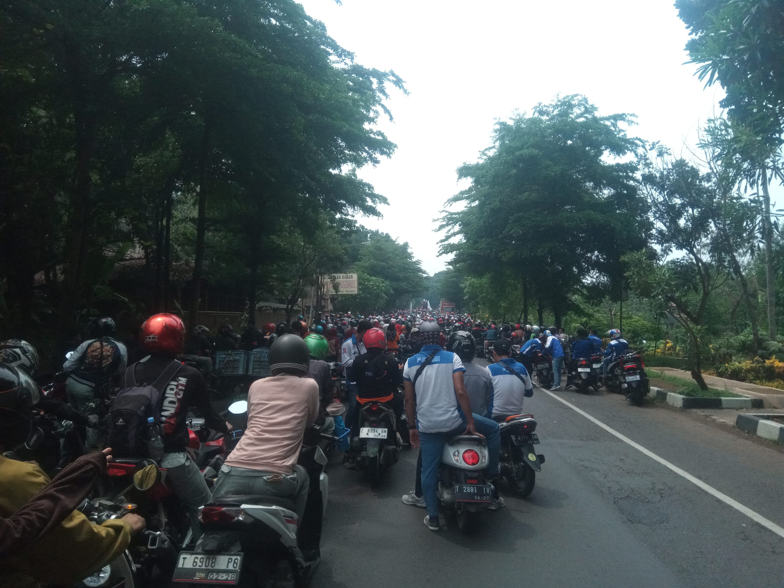 Tuntut Upah Layak, Ribuan Buruh Purwakarta Turun Kejalan