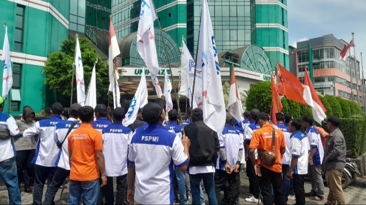 Dianggap Tak Manusiawi, Buruh Demo Kantor Uniland Asian Agri