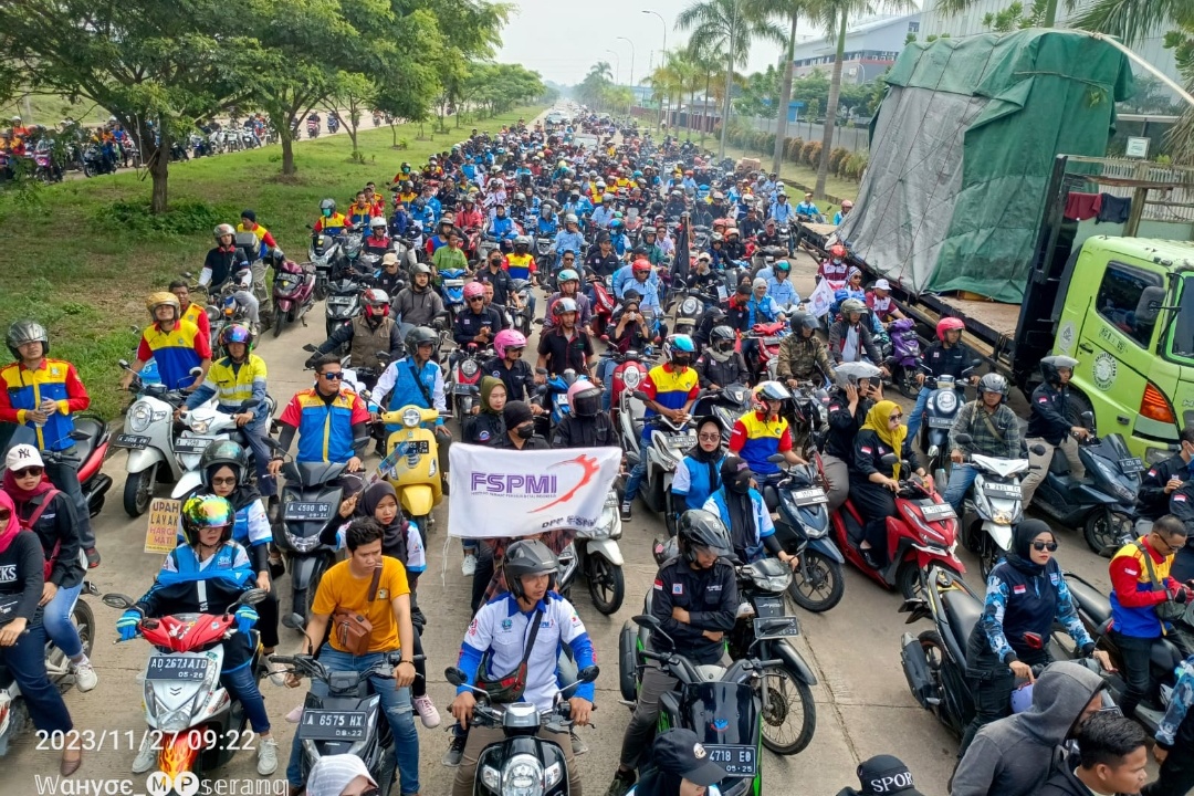 Aksi Kuras Pabrik Demi Upah Layak di Kabupaten Serang
