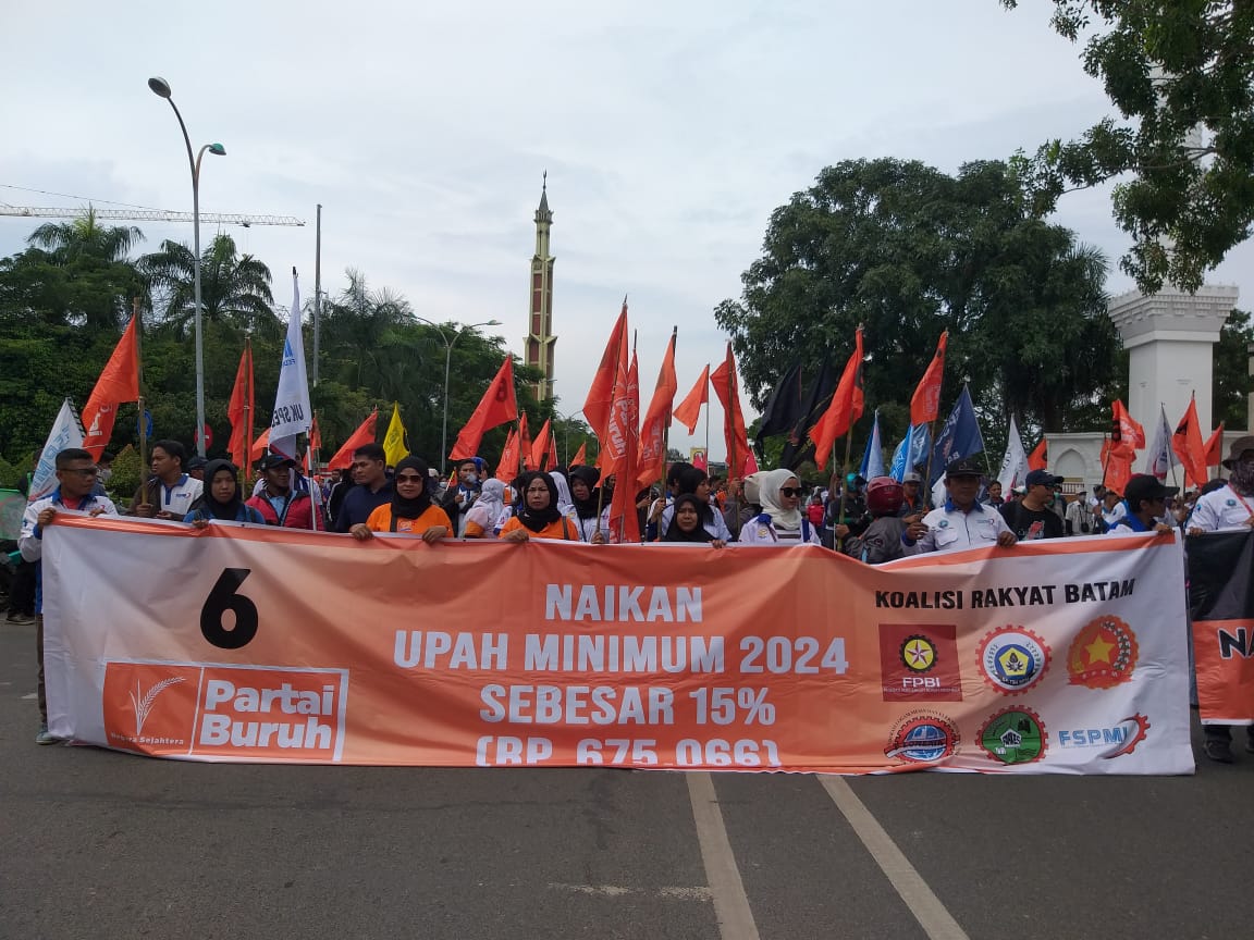 Buruh Batam Datangi Kantor Walikota Batam tuntut UMK Batam naik 15%