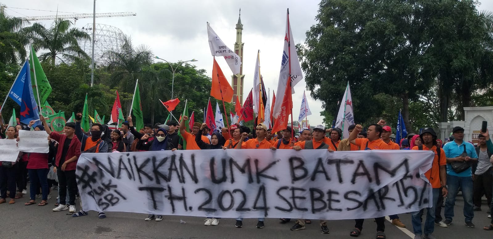 Ribuan Buruh Batam Turun ke Jalan Tuntut UMK Batam Naik 15 Persen