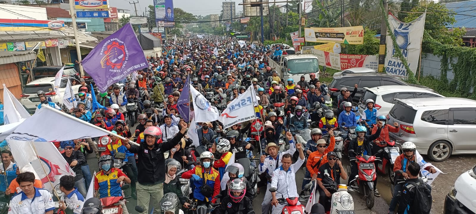 Lagi, Datangi Kantor Gubernur Banten, Ribuan Massa Aksi tutup akses Tol Cikande