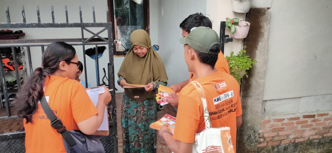 Caleg Partai Buruh Dermawanti dan Tim Lakukan Sasatu di Perumahan Graha Bagasasi