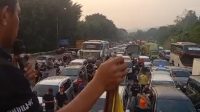 Tuntut SK Gubernur Jawa Barat Tentang Upah Diatas Upah Minimum, Buruh Blokade Jalan Tol Tuntut SK Gubernur Jawa Barat Tentang Upah Diatas Upah Minimum, Buruh Blokade Jalan Tol