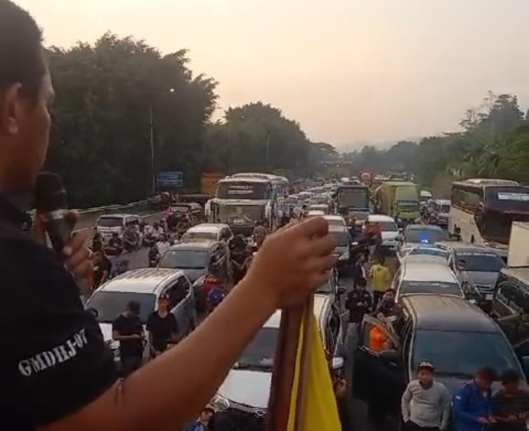 Tuntut SK Gubernur Jawa Barat Tentang Upah Diatas Upah Minimum, Buruh Blokade Jalan Tol