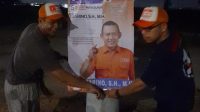 Relawan Partai Buruh Asri Pratama Pasang Banner Caleg Partai Buruh di Jalur Bahkilong