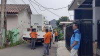 Caleg DPRD dari Partai Buruh Sulaeman Pantau Langsung Pemasangan Lampu Jalan