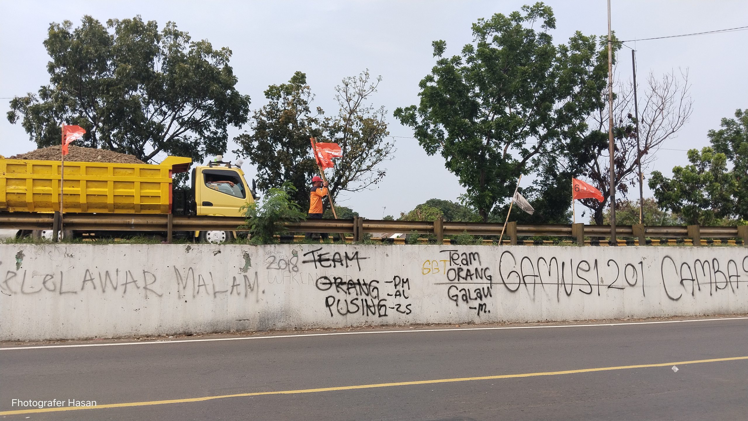 Exco Partai Buruh Karawang Pasang Alat Peraga Kampanye Daerah Jalur Pantura Dapil 5