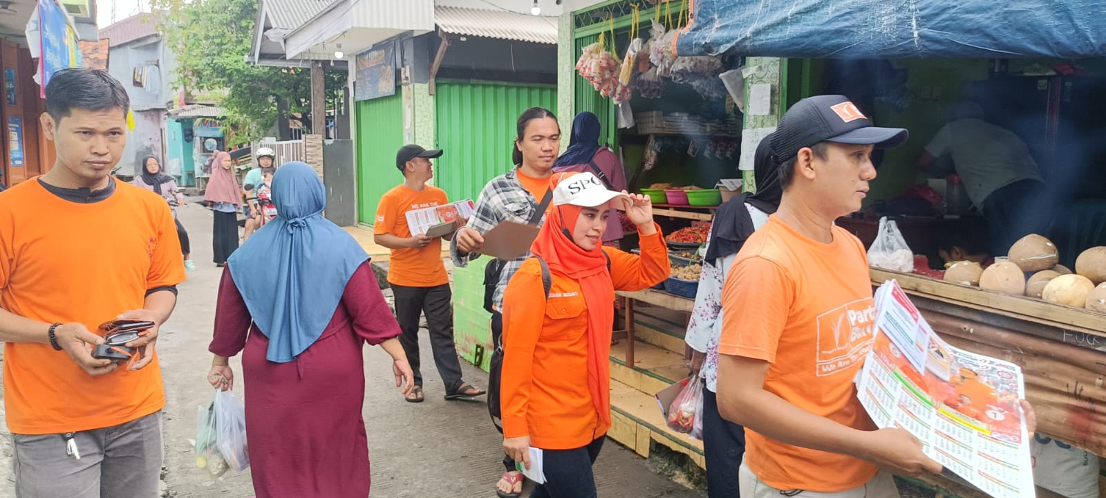 Geruduk Pasar, Caleg Partai Buruh Lusiana Susanti dan Team Bagikan APK