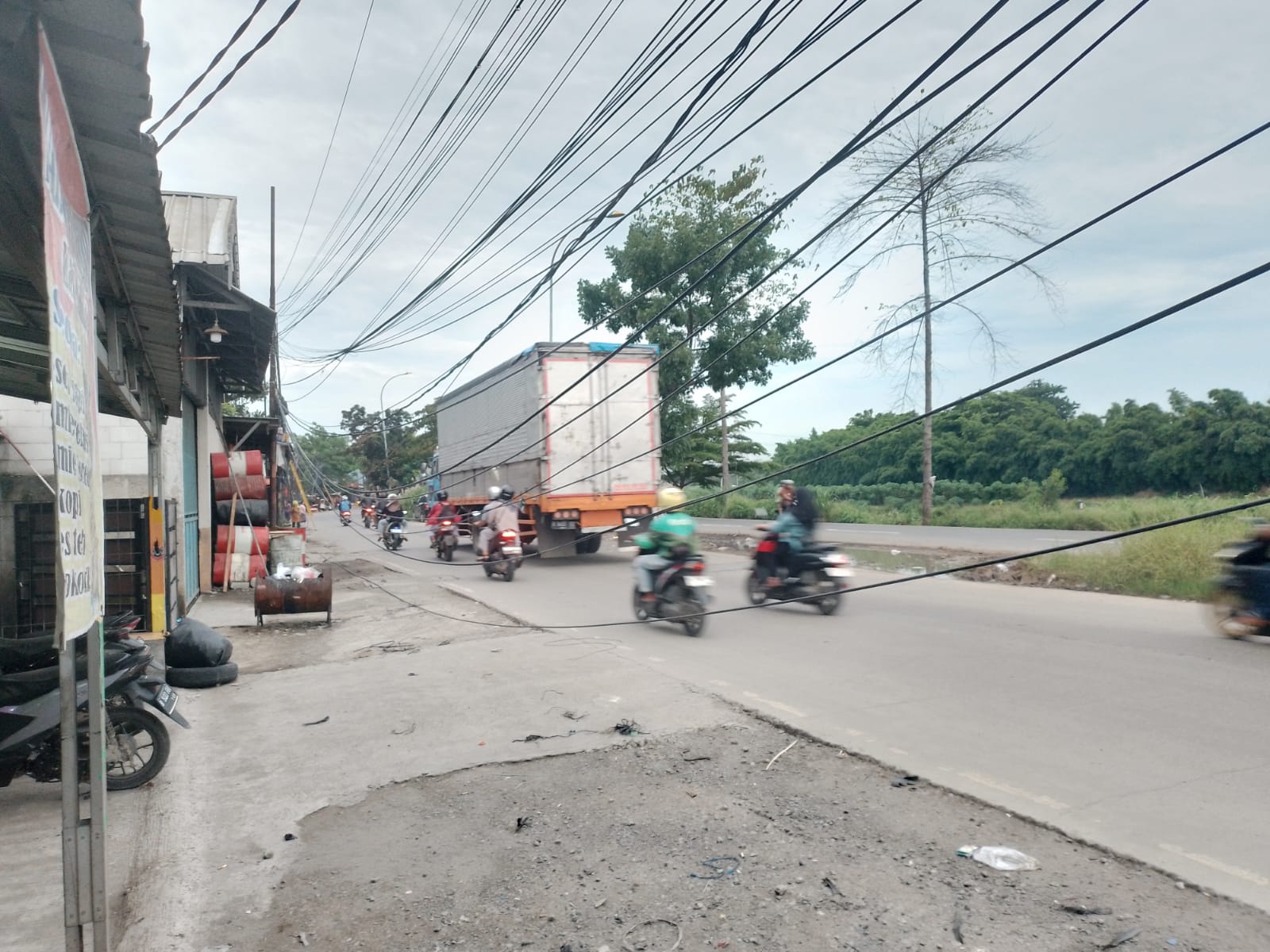 Pasca Kebakaran di Cikarang Tinggalkan Masalah, Warga Kesetrum Tiang sampai Kabel Optik Berantakan