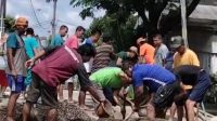 Warga RT 007 Asri Pratama Selesaikan Perbaikan Jembatan Dengan Gotong Royong