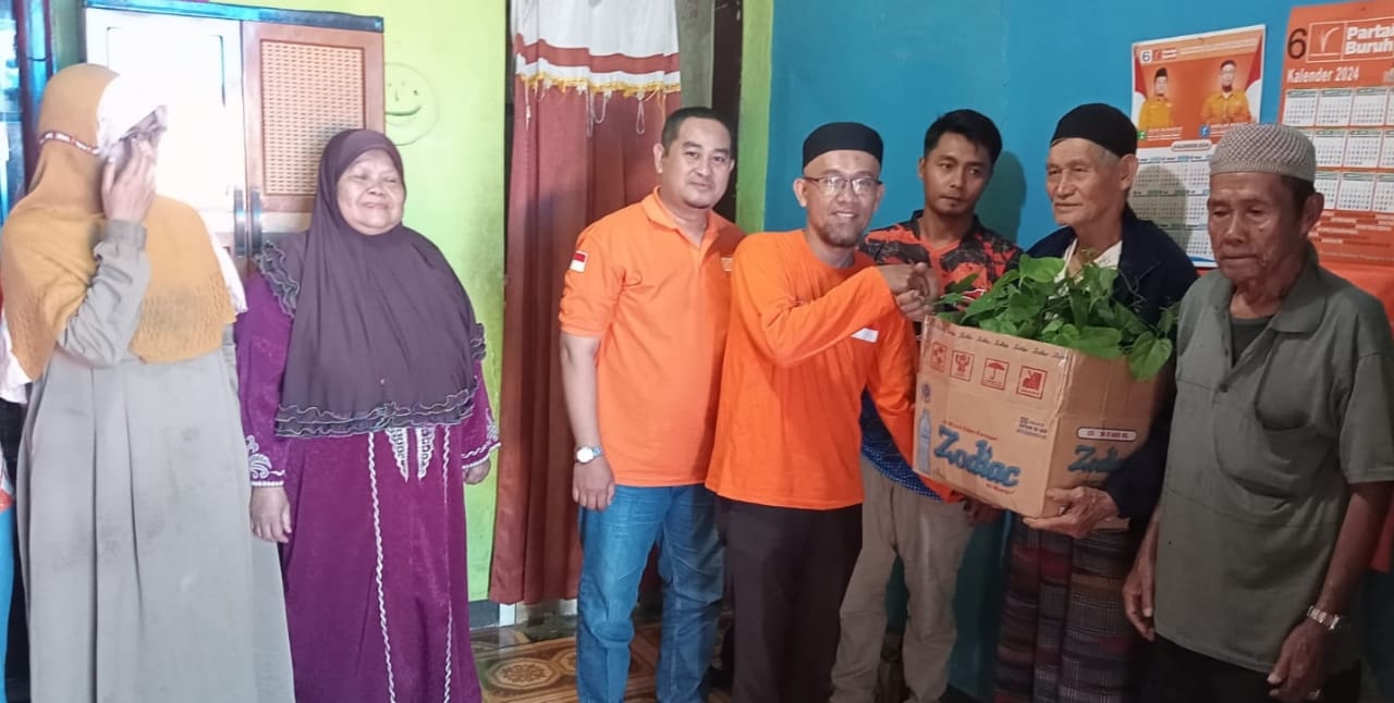 Caleg Partai Buruh Berikan Bibit Tanaman Sacha Ichi kepada Masyarakat Bandung Barat