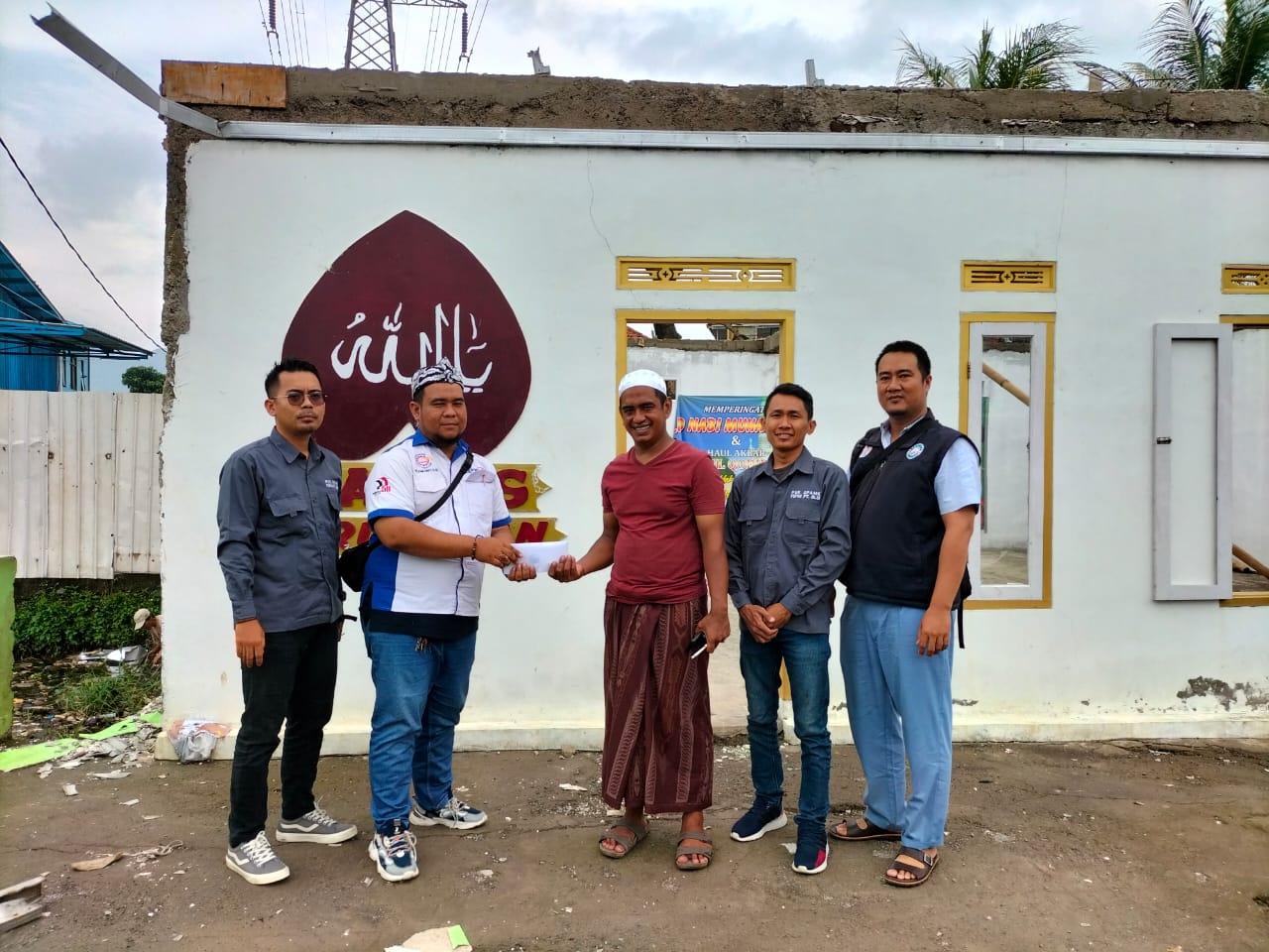 Bidang Sosial PC SPAMK FSPMI Karawang Adakan Bakti Sosial Musibah Angin Puting Beliung