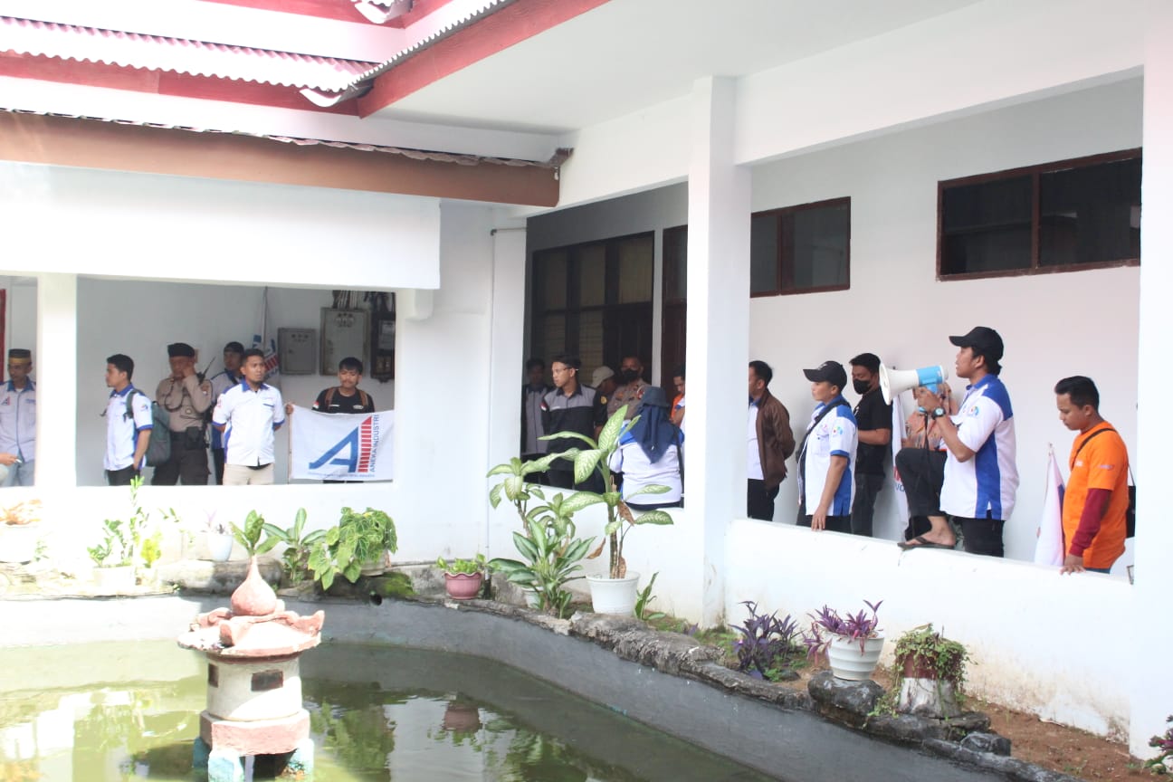 FSPMI Makassar Padati Kantor Disnakertrans yang Kosong Tanpa Pegawai