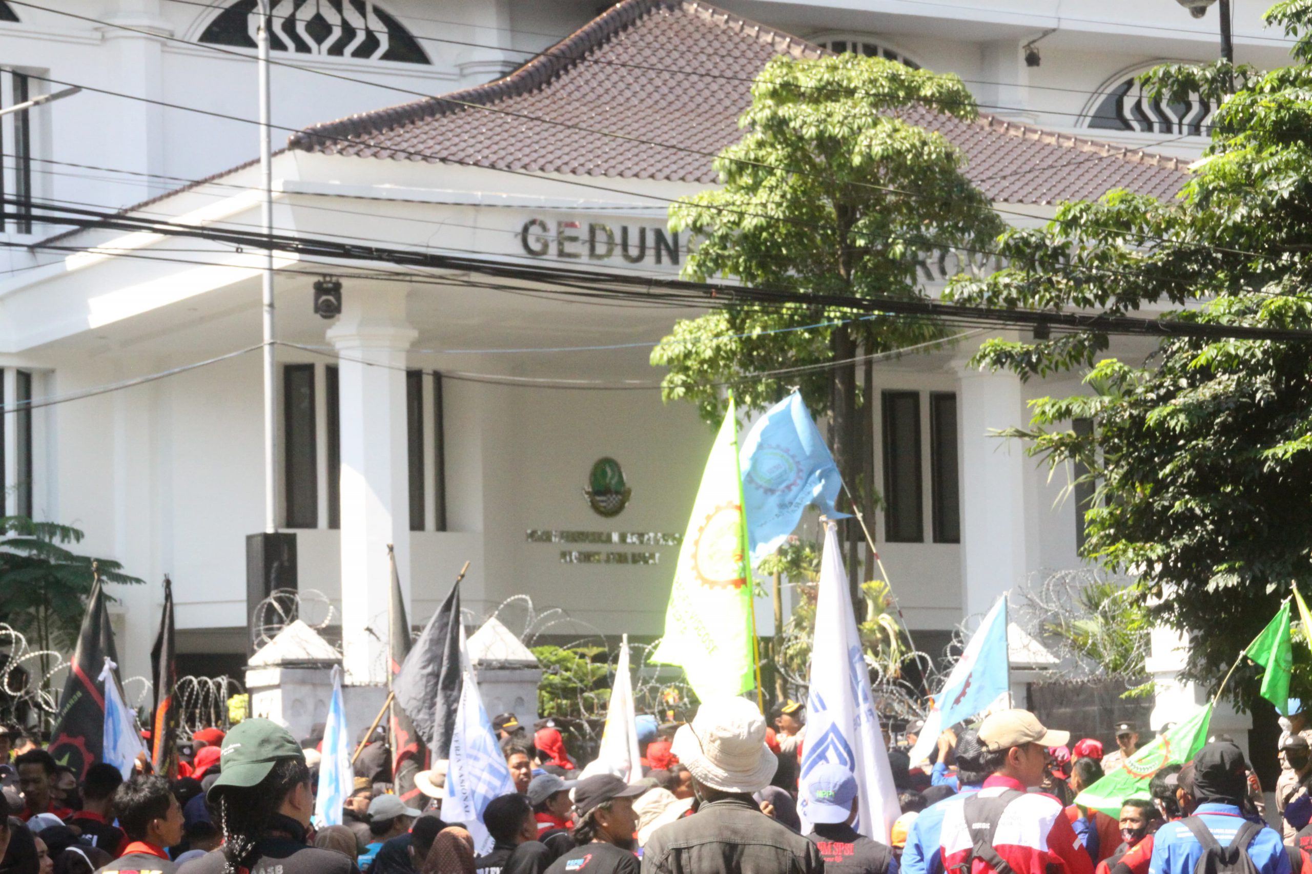 Aliansi Buruh Jawa Barat Grudug Gedung DPRD Provinsi Jawa Barat Desak Pemerintah Buat SK Upah Buruh Dengan Masa Kerja di Atas 1 tahun