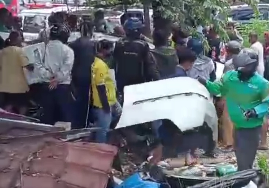 Dua Motor & Mobil Tertabrak Kereta Api Airlangga di Perlintasan Rel Bulak Kapal