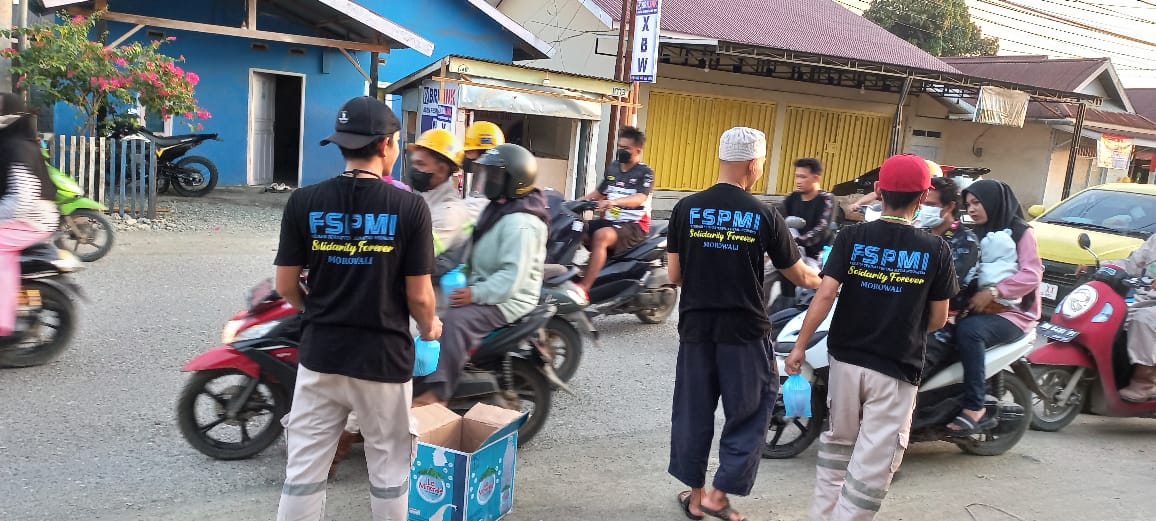 Pengurus dan Anggota PUK SPL FSPMI PT. Tsingshan Steel Indonesia Bagikan Takjil Untuk Masyarakat