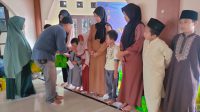 DKM Nurul Iman Santuni Anak Yatim dan Dhuafa