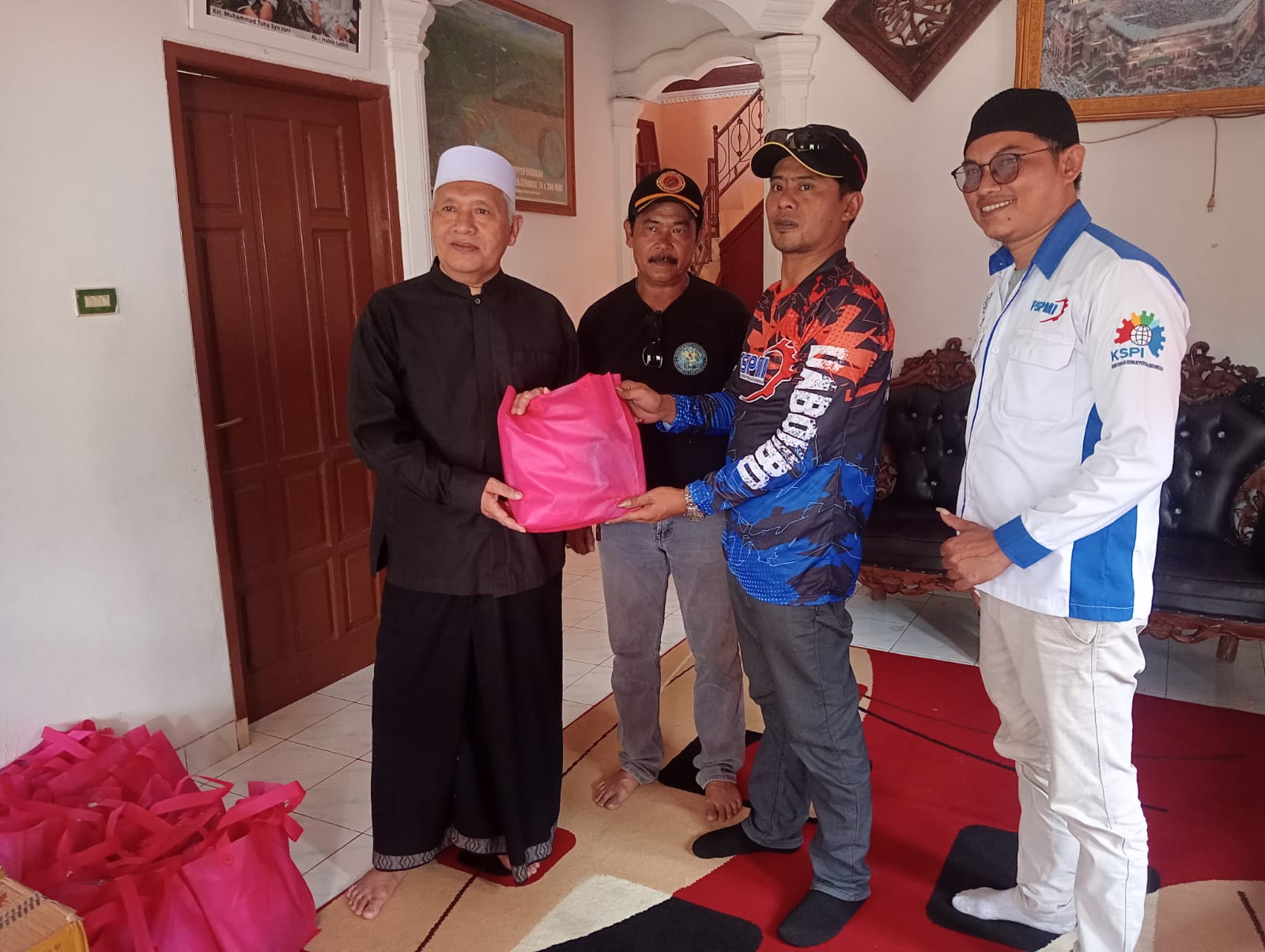 Peduli Bencana Alam Cipongkor, FSPMI KBB Salurkan Bantuan