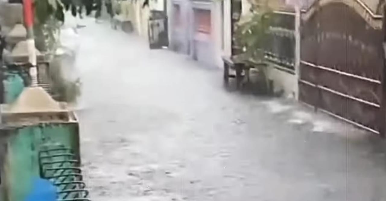 Tanggul Jebol Banjiri Ratusan Rumah Saat Ditinggal Mudik