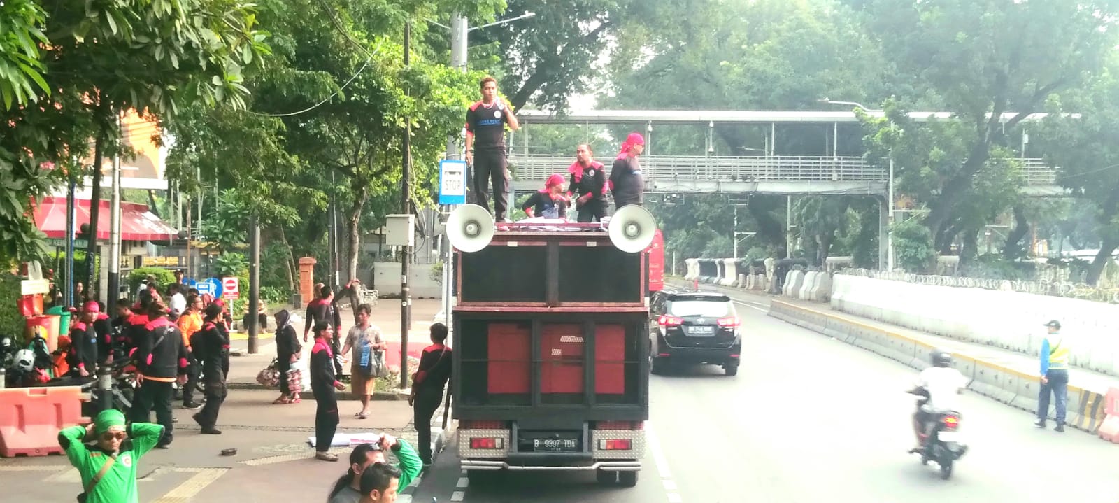 Menunggu Kedatangan Massa Aksi, Garda Metal FSPMI Bersiap Sejak Pagi di Lokasi