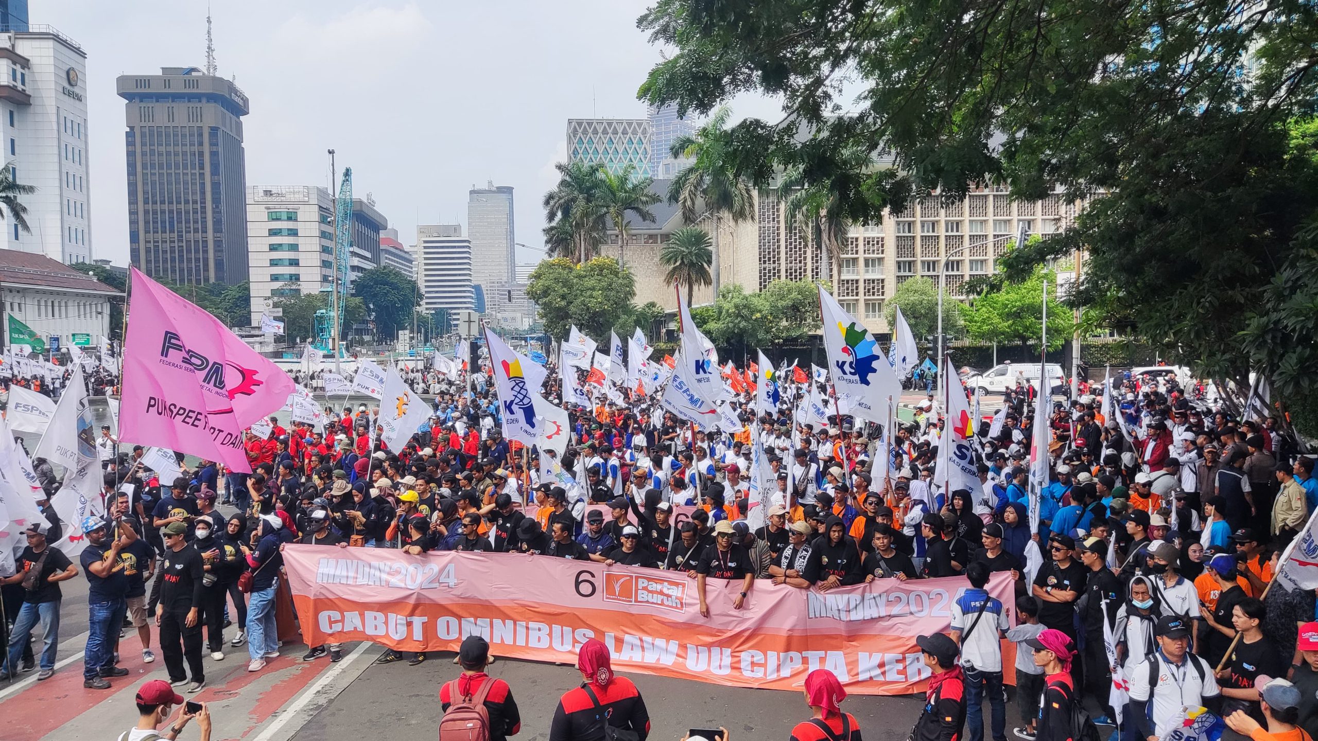 Padati Kawasan Patung Kuda, 50.000 Buruh Peringati May Day 2024